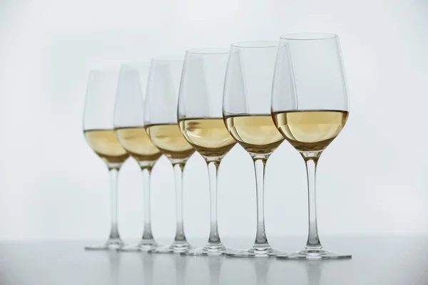 Vasos con vino blanco —  Fotos de Stock