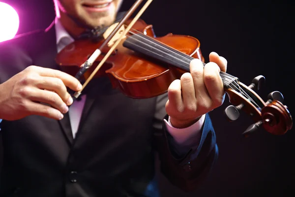 バイオリニストのパフォーマンスをクローズ アップ — ストック写真