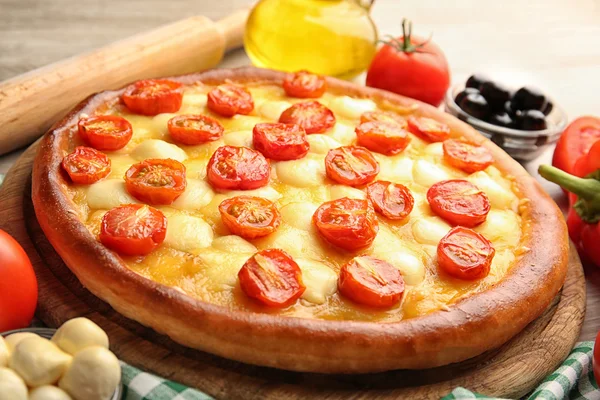 Välsmakande Pizza margherita — Stockfoto