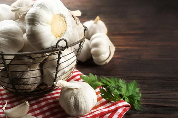 Fresh garlic in the basket — Stock Photo, Image