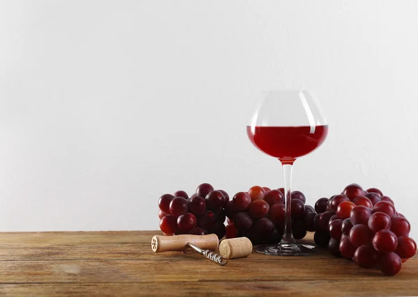 Wijn en druivenmost op houten tafel — Stockfoto