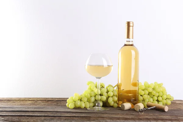 Wine and grape on wooden table — Stock Photo, Image