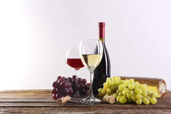 Vino y uva sobre mesa de madera — Foto de Stock