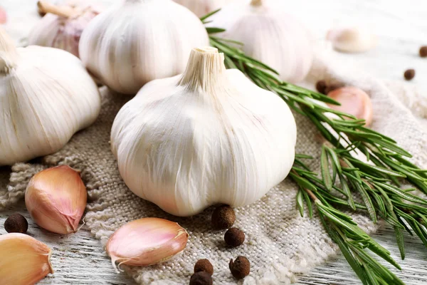 Zusammensetzung von Knoblauch und Rosmarin — Stockfoto