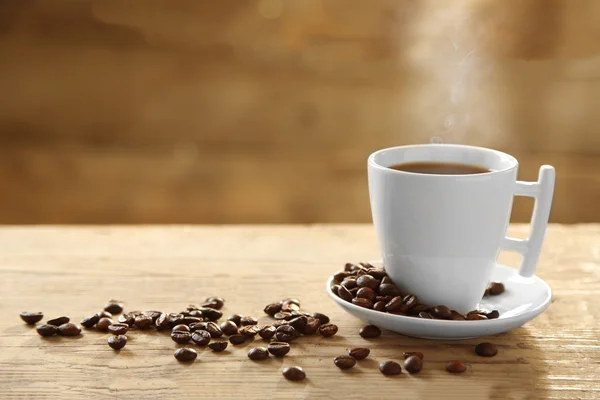 杯のコーヒーとコーヒーの穀物 — ストック写真