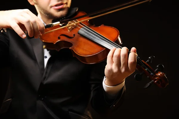 Músico toca violín sobre fondo negro, de cerca —  Fotos de Stock