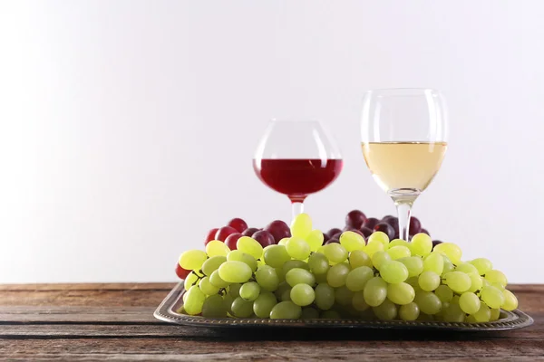 Vinho e uva na mesa de madeira — Fotografia de Stock