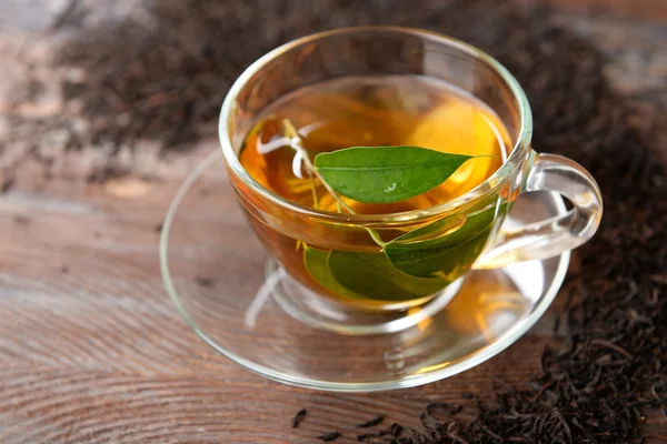 Γυαλί φλιτζάνι τσάι με πράσινα φύλλα — Φωτογραφία Αρχείου