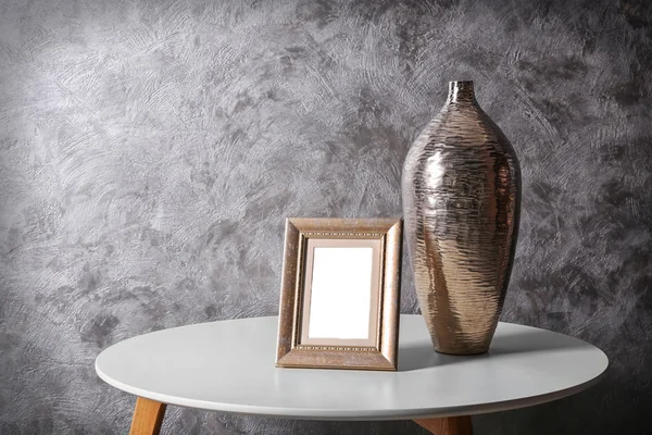 Vase und Rahmen auf dem Tisch — Stockfoto