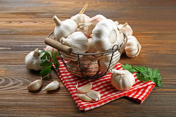 Fresh garlic in the basket — Stock Photo, Image