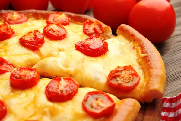 Pizza Margherita, dilim ve sebze kaldırıldı — Stok fotoğraf