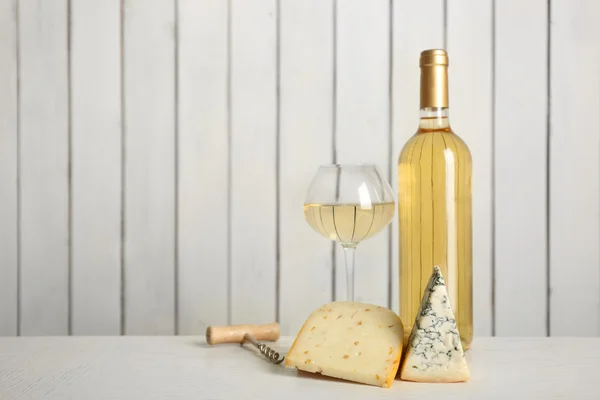 Vinho e queijo na parede de madeira — Fotografia de Stock