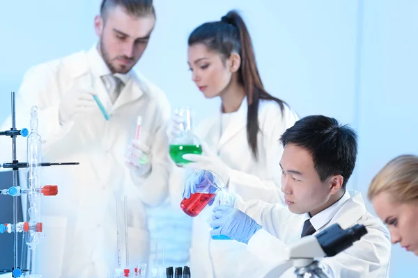 Técnicos médicos trabajando en laboratorio —  Fotos de Stock