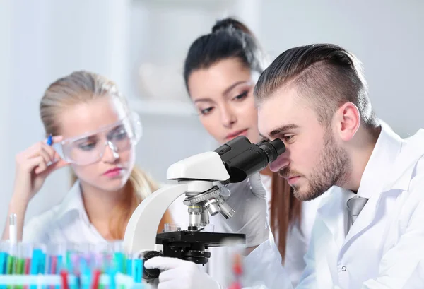 Técnicos médicos trabajando en laboratorio — Foto de Stock