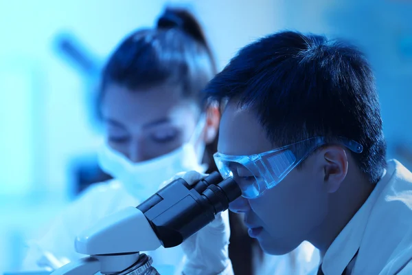 Técnicos médicos que trabalham em laboratório — Fotografia de Stock