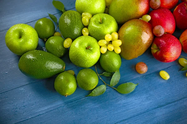 Färgglada mogna frukter — Stockfoto