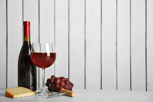 Červené víno s hroznovým vínem — Stock fotografie