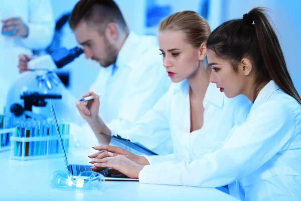 Techników medycznych pracujących w laboratorium — Zdjęcie stockowe