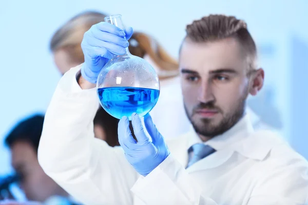 Medical technicians working in laboratory — Stock Photo, Image