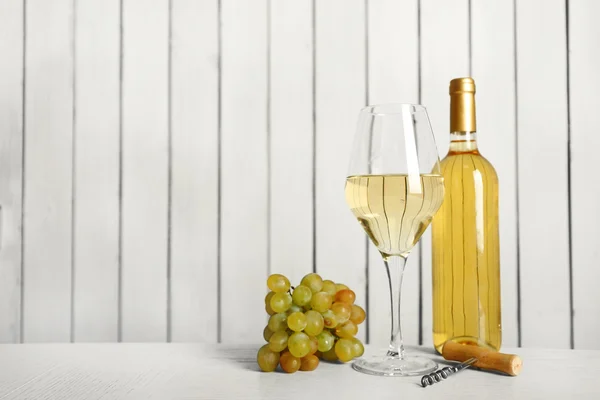 Vino e uva su fondo ligneo — Foto Stock