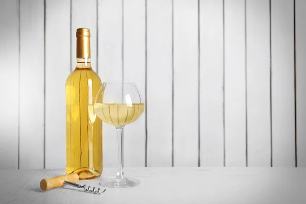 Wein auf hölzernem Hintergrund — Stockfoto
