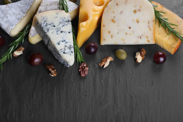 Zusammensetzung von Frischkäse, Obst und Gemüse auf schwarzem Hintergrund, Kopierraum — Stockfoto