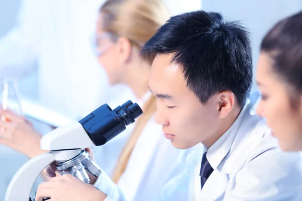 Técnicos médicos trabajando en laboratorio — Foto de Stock