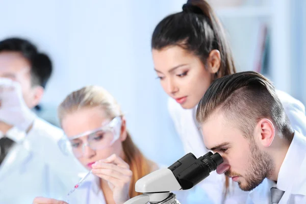 Técnicos médicos que trabalham em laboratório — Fotografia de Stock