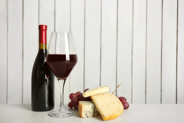 Red wine with cheese and grape — Stock Photo, Image