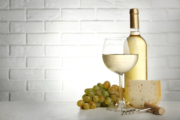 Vinho com uva e queijo — Fotografia de Stock