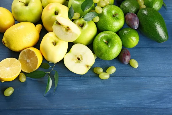 Bunte reife Früchte — Stockfoto