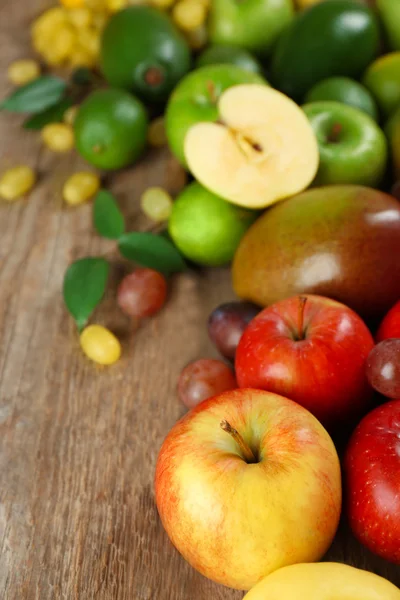 Färgglada mogna frukter — Stockfoto