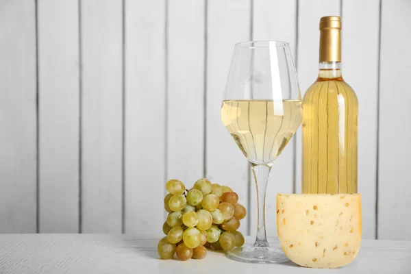 Vino con uva y queso — Foto de Stock