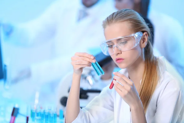 Técnicos médicos trabajando en laboratorio — Foto de Stock