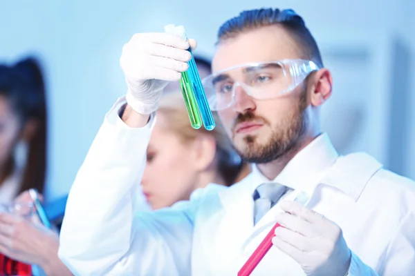 Técnicos médicos trabajando en laboratorio —  Fotos de Stock