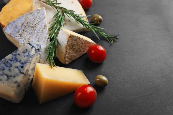 さまざまな種類のチーズ、トマト、ブラック ボードには、オリーブをクローズ アップ — ストック写真