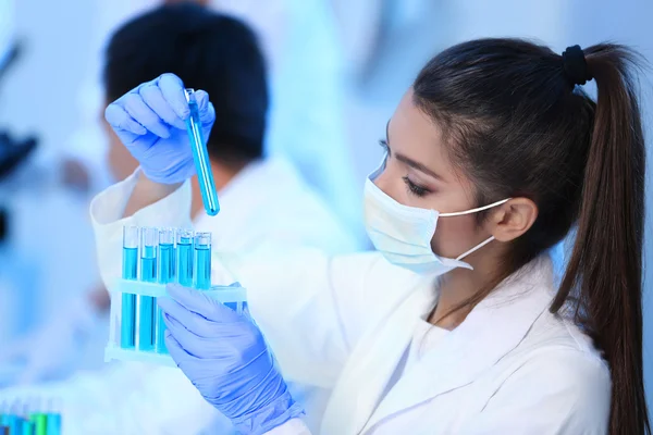 Tecnici medici che lavorano in laboratorio — Foto Stock