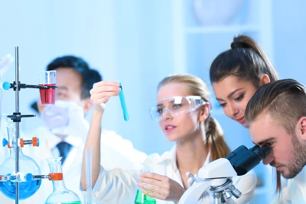 Técnicos médicos que trabalham em laboratório — Fotografia de Stock