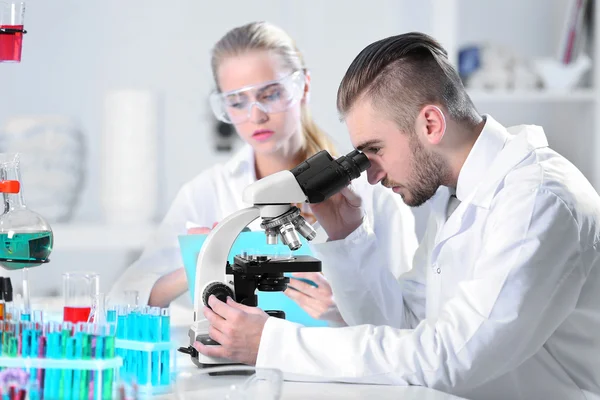 Técnicos médicos trabajando en laboratorio —  Fotos de Stock