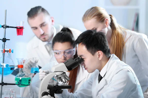 Técnicos médicos trabajando en laboratorio — Foto de Stock