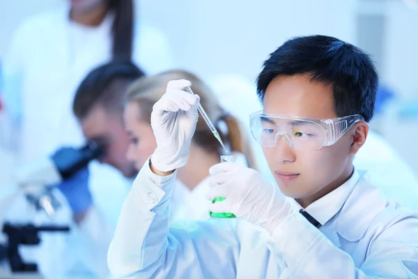 Medizintechniker arbeiten im Labor — Stockfoto