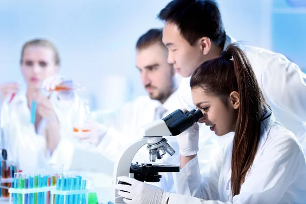 Técnicos médicos trabajando en laboratorio —  Fotos de Stock