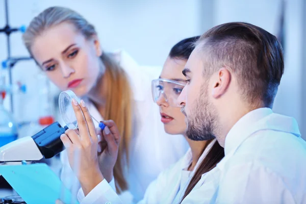 Medische technici werken in laboratorium — Stockfoto