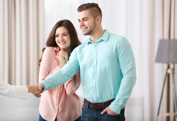 Man shaking hands with estate agent — Stock Photo, Image