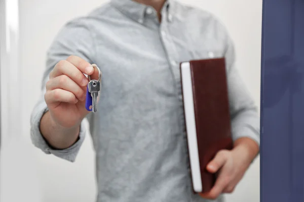 Vriendelijke Mannelijke Makelaar Lichte Achtergrond — Stockfoto