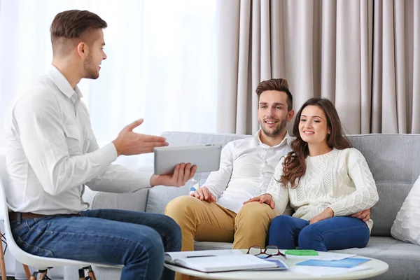 Estate agent presenting project to couple — Stock Photo, Image