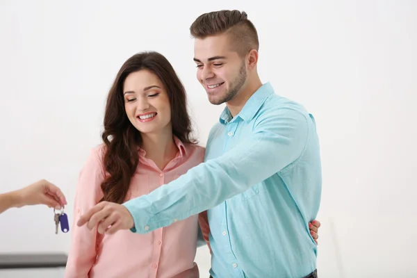 Estate agent giving keys to couple — Stock Photo, Image