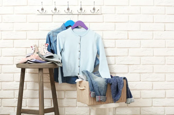 Ropa para niños en perchas — Foto de Stock