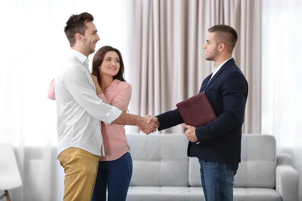 Family with estate agent — Stock Photo, Image
