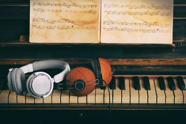 Ακουστικά σε πληκτρολόγιο πιάνου — Φωτογραφία Αρχείου